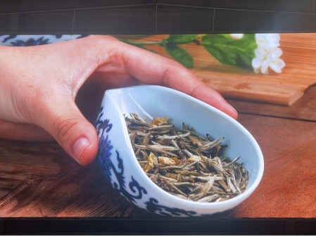 昌都通山縣培訓學校室內全彩P2.5安裝完畢   尺寸:8.96X4.64   像素點:3584X1856