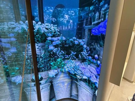 昌都江漢路室內(nèi)全彩P2.0軟模組安裝完成  尺寸：1.28*2.4m像素點(diǎn)：640*1200