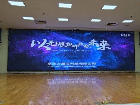 昌都丁字橋***公司BTQ020安裝完畢，尺寸7.68x2.4m，像素點3840x1200