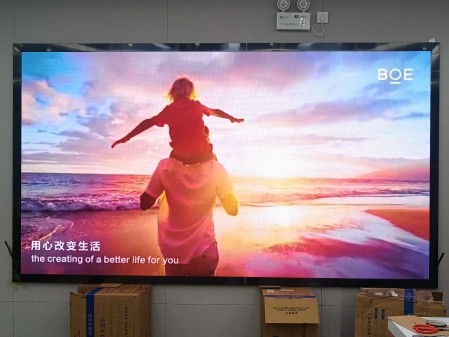 昌都荊門華銘廣場p1.53指導安裝完畢   尺寸：3.2m*1.76m；分辨率：2080*1144