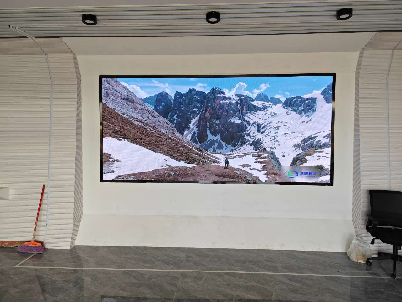 昌都軍山供電所室內全彩P2.0安裝完成   尺寸：3.52*1.6  像素點：1760*800